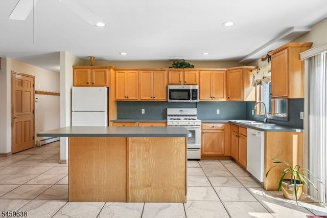 19 Brook Hollow Ct, Hawthorne Boro, NJ 07506