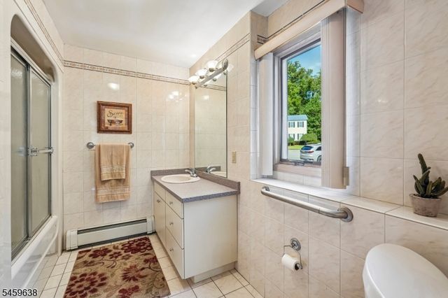 19 Brook Hollow Ct, Hawthorne Boro, NJ 07506