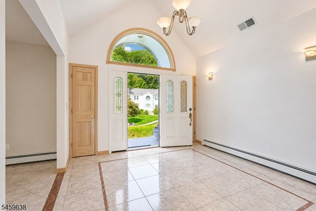 19 Brook Hollow Ct, Hawthorne Boro, NJ 07506