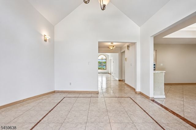19 Brook Hollow Ct, Hawthorne Boro, NJ 07506