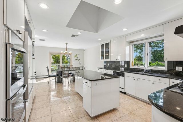 19 Brook Hollow Ct, Hawthorne Boro, NJ 07506