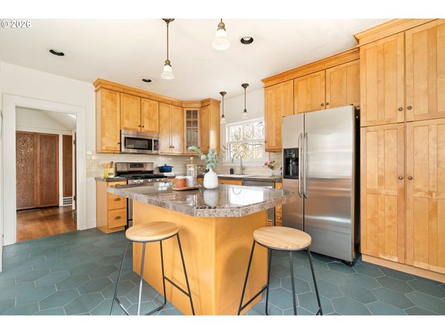 5916 N MOORE Ave, Portland, OR 97217