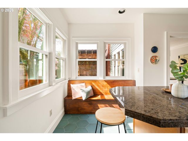 5916 N MOORE Ave, Portland, OR 97217