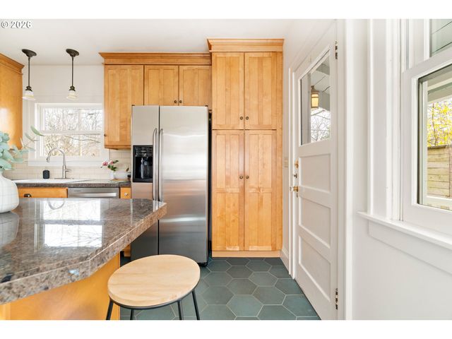 5916 N MOORE Ave, Portland, OR 97217