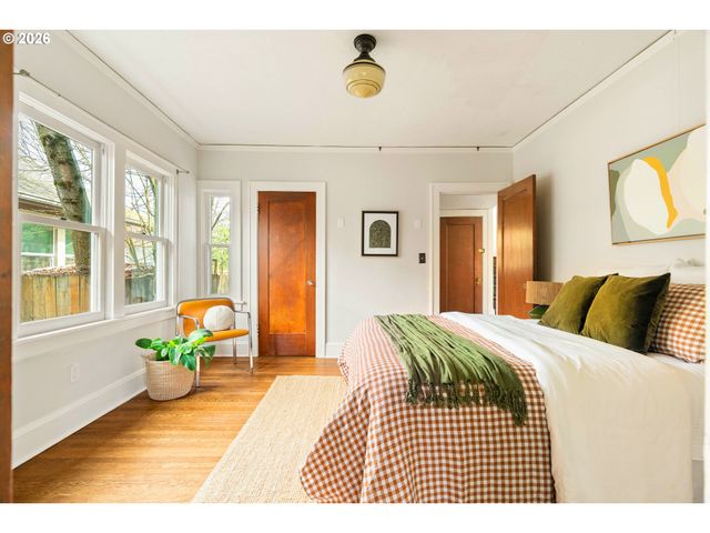 5916 N MOORE Ave, Portland, OR 97217