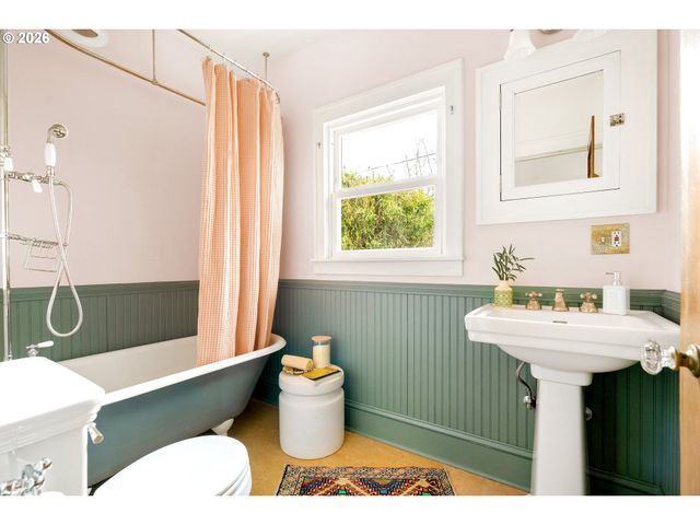 5916 N MOORE Ave, Portland, OR 97217