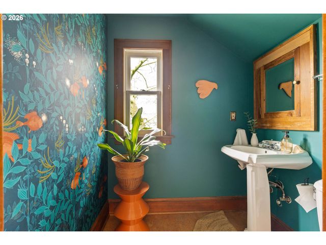 5916 N MOORE Ave, Portland, OR 97217