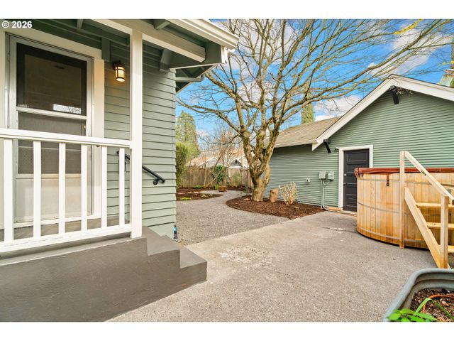 5916 N MOORE Ave, Portland, OR 97217