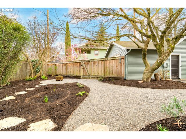 5916 N MOORE Ave, Portland, OR 97217