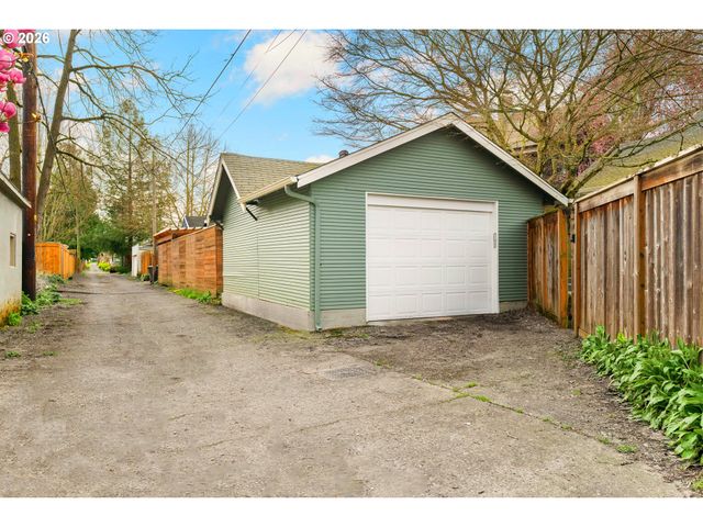 5916 N MOORE Ave, Portland, OR 97217