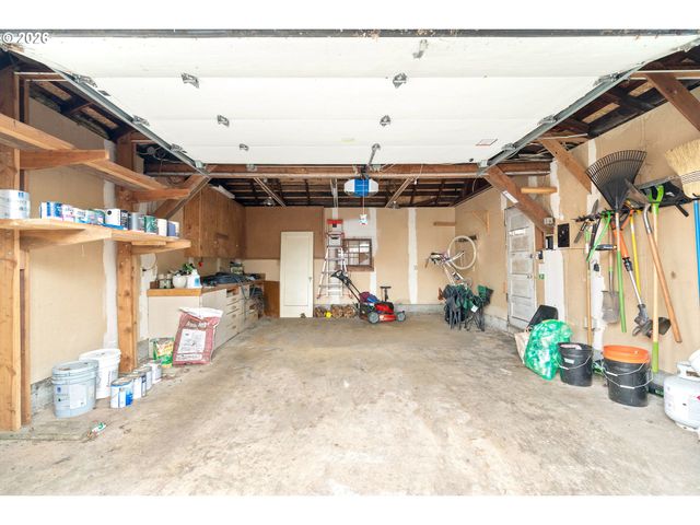 5916 N MOORE Ave, Portland, OR 97217