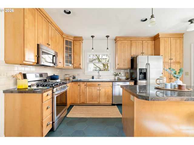 5916 N MOORE Ave, Portland, OR 97217