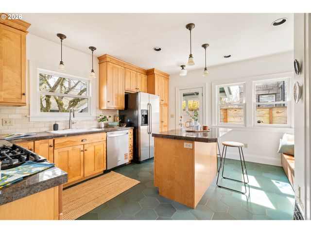 5916 N MOORE Ave, Portland, OR 97217