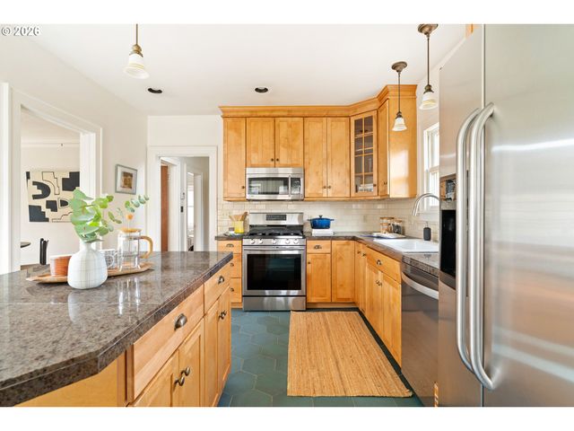 5916 N MOORE Ave, Portland, OR 97217