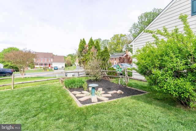 9606 WOODEDGE DR, Burke, VA 22015