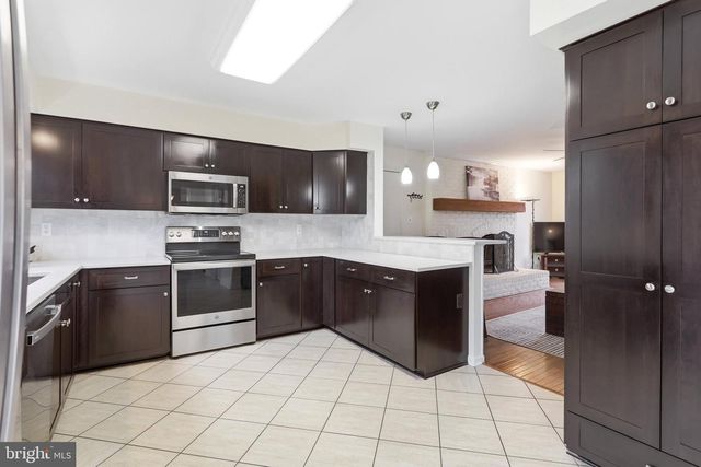 9606 WOODEDGE DR, Burke, VA 22015