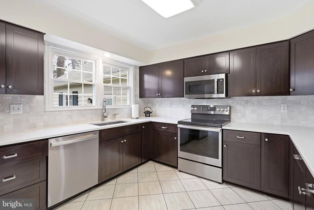 9606 WOODEDGE DR, Burke, VA 22015