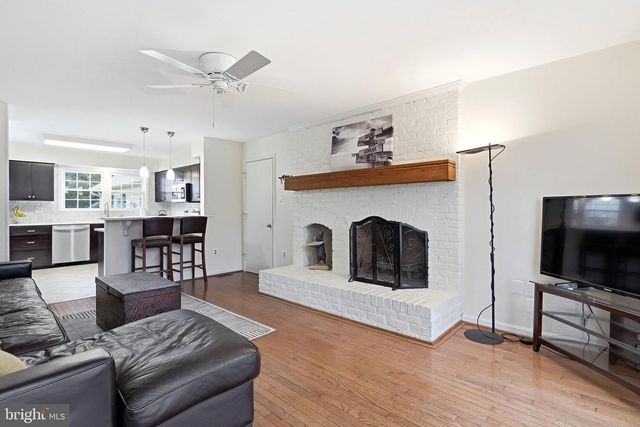 9606 WOODEDGE DR, Burke, VA 22015