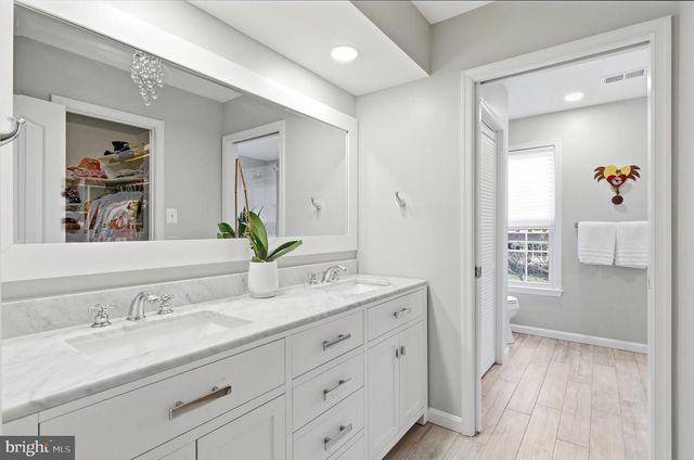 9606 WOODEDGE DR, Burke, VA 22015