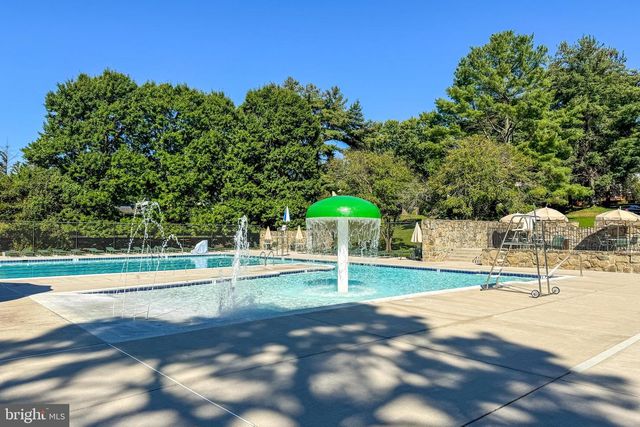 9606 WOODEDGE DR, Burke, VA 22015