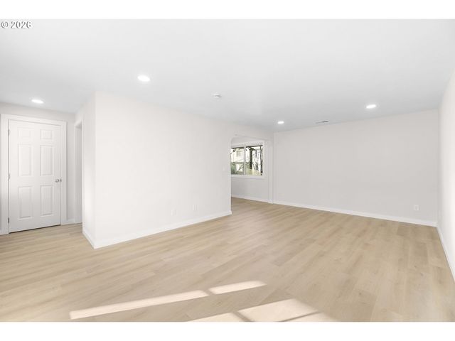 12815 Se STARK St, Portland, OR 97233