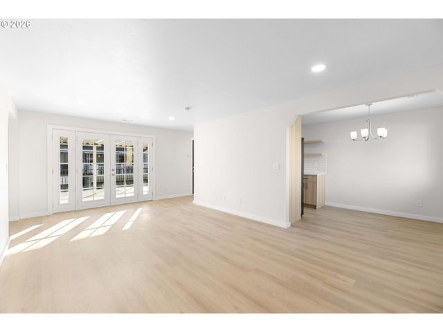 12815 Se STARK St, Portland, OR 97233