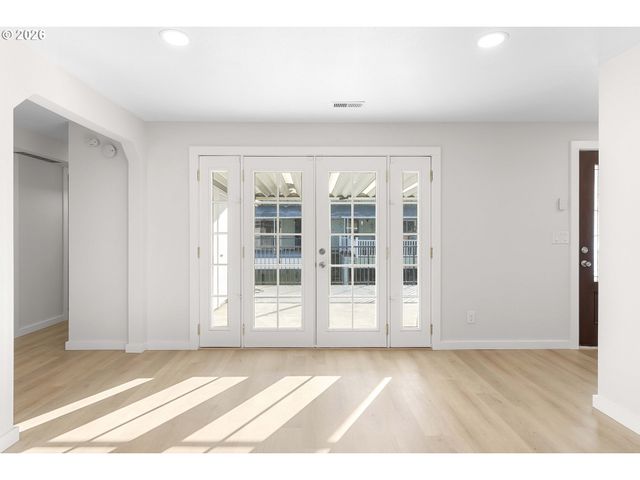 12815 Se STARK St, Portland, OR 97233