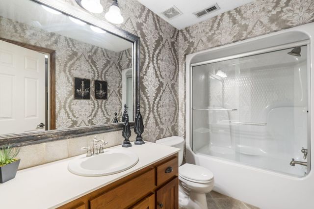 2421 Candlebark Lane, Lebanon, MO 65536