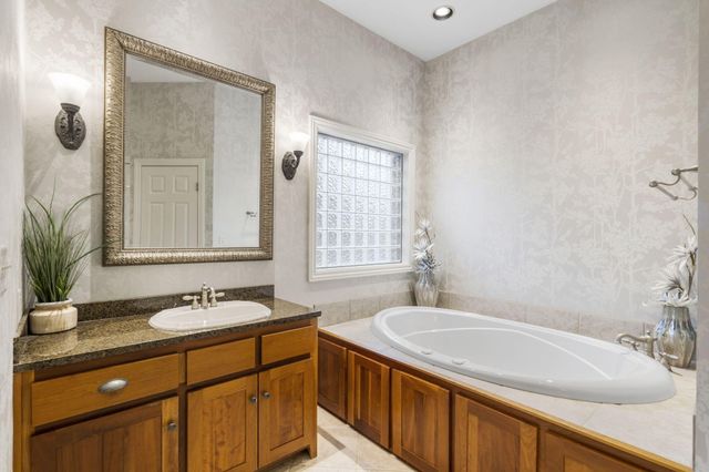 2421 Candlebark Lane, Lebanon, MO 65536