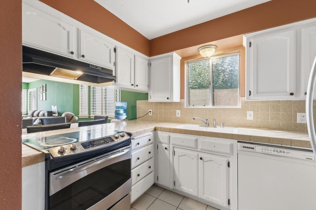 Image 10 of property listing at 5038 W Donner Avenue, Fresno, CA 93722