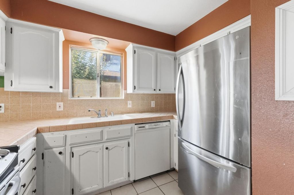 Image 12 of property listing at 5038 W Donner Avenue, Fresno, CA 93722