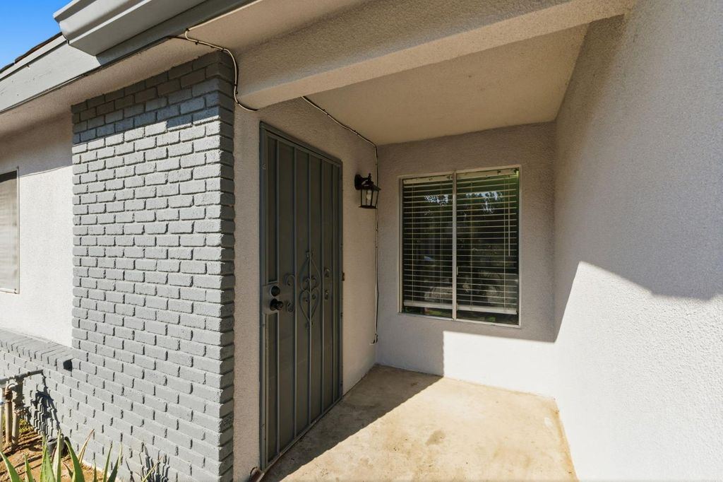 Image 3 of property listing at 5038 W Donner Avenue, Fresno, CA 93722