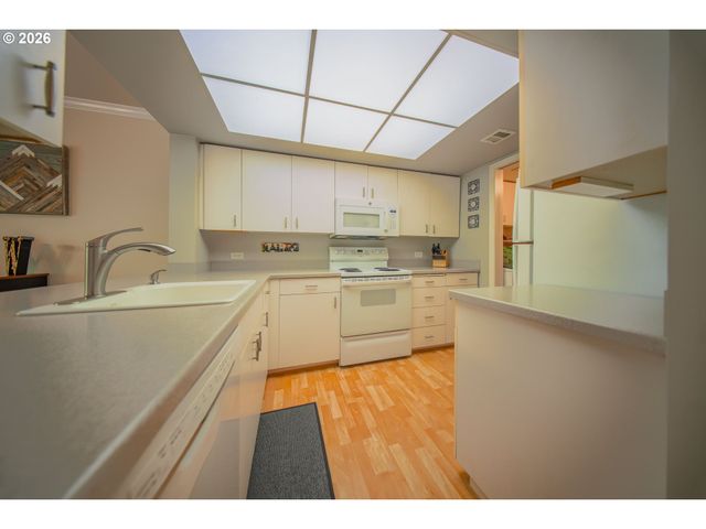 6605 W BURNSIDE St 120, Portland, OR 97210