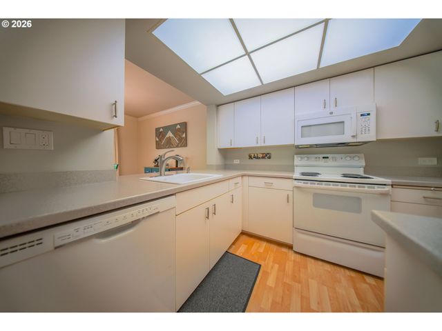 6605 W BURNSIDE St 120, Portland, OR 97210