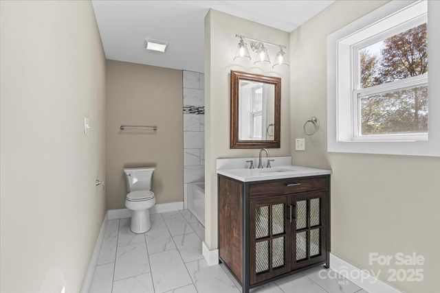 492 14th Avenue NE, Hickory, NC 28601