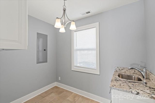 492 14th Avenue NE, Hickory, NC 28601