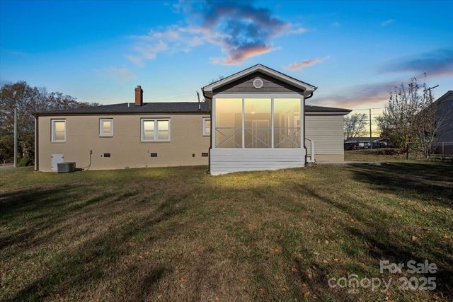 492 14th Avenue NE, Hickory, NC 28601