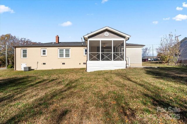 492 14th Avenue NE, Hickory, NC 28601