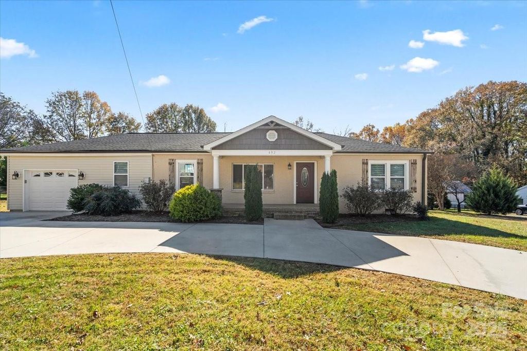 492 14th Avenue NE, Hickory, NC 28601