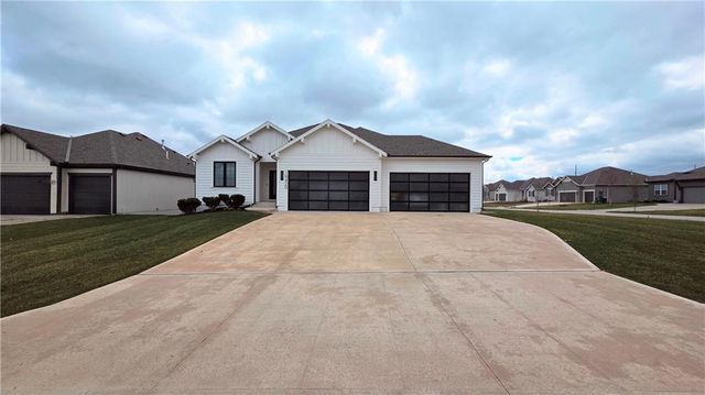 19429 W 201st Terrace, Spring Hill, KS 66083
