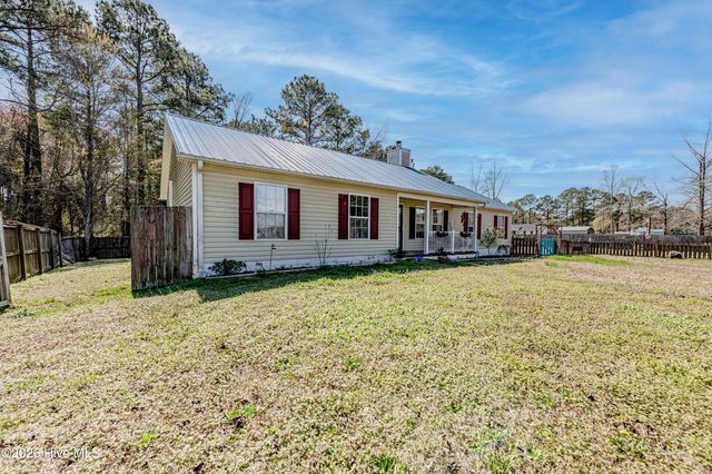 101 Barrington Court, Maple Hill, NC 28454