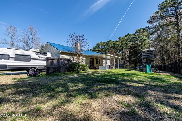 101 Barrington Court, Maple Hill, NC 28454