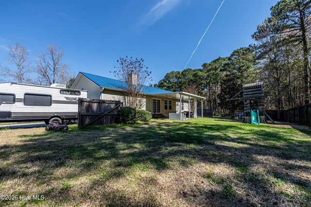 101 Barrington Court, Maple Hill, NC 28454