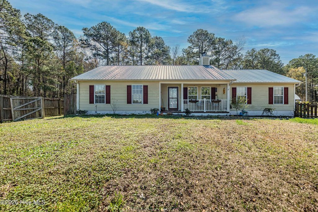 101 Barrington Court, Maple Hill, NC 28454