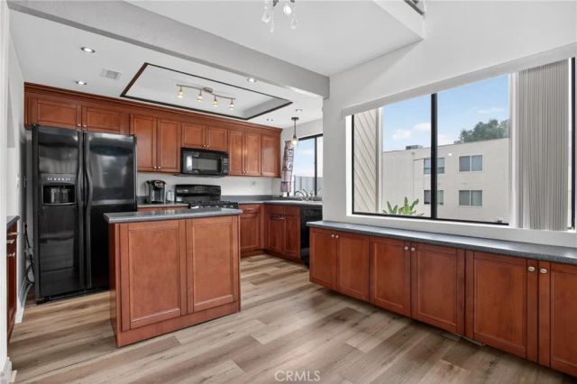 18433 Hatteras 507, Tarzana, CA 91356