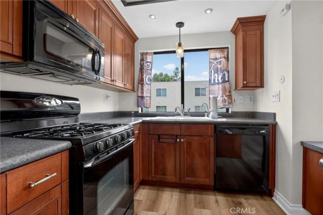 18433 Hatteras 507, Tarzana, CA 91356
