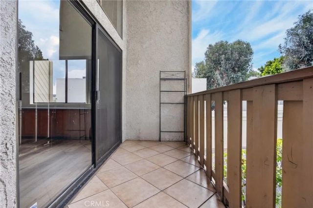 18433 Hatteras 507, Tarzana, CA 91356