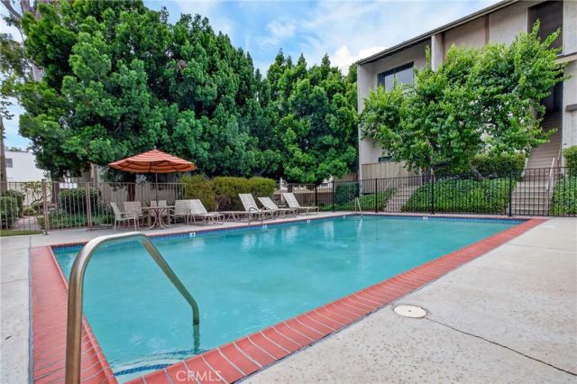 18433 Hatteras 507, Tarzana, CA 91356
