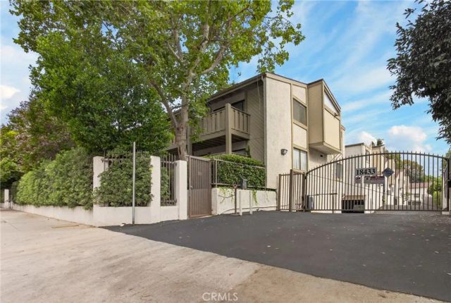 18433 Hatteras 507, Tarzana, CA 91356