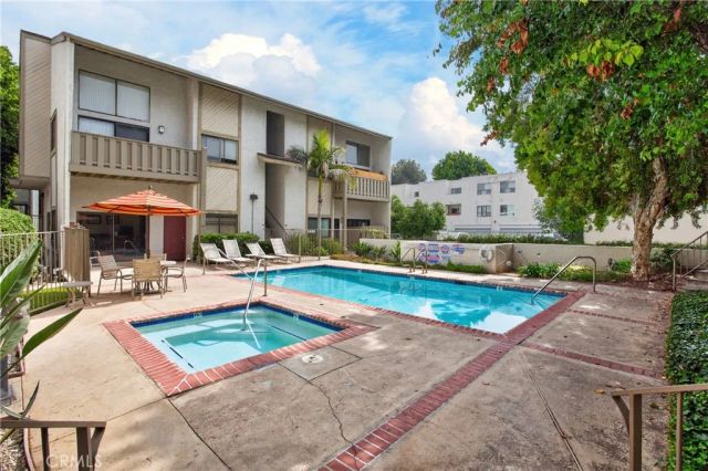 18433 Hatteras 507, Tarzana, CA 91356